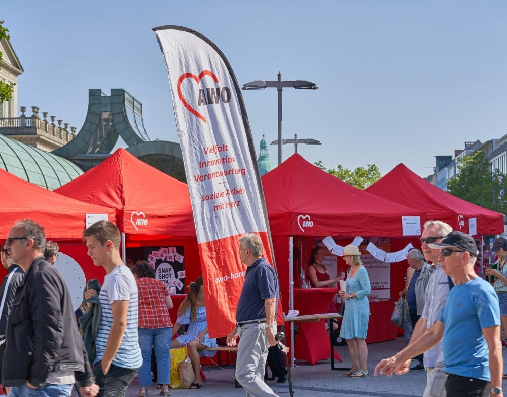 Zum 100-jährigen Jubiläum präsentierte sich die AWO Region Hannover mit 70 roten Duratent Faltpavillons in der Innenstadt – bedruckt mit Logo und in der AWO-Markenfarbe. Über 100 AWO-Einrichtungen stellten ihre Arbeit unter den Duratent-Pavillons vor – von Beratung bis Pflege. Gelebte Werte wie Solidarität und Toleranz standen im Mittelpunkt. Dank Duratent und Original-Zubehör wie Seitenwänden und Halbwänden entstand ein einheitliches, einladendes Bild mit hohem Wiedererkennungswert.