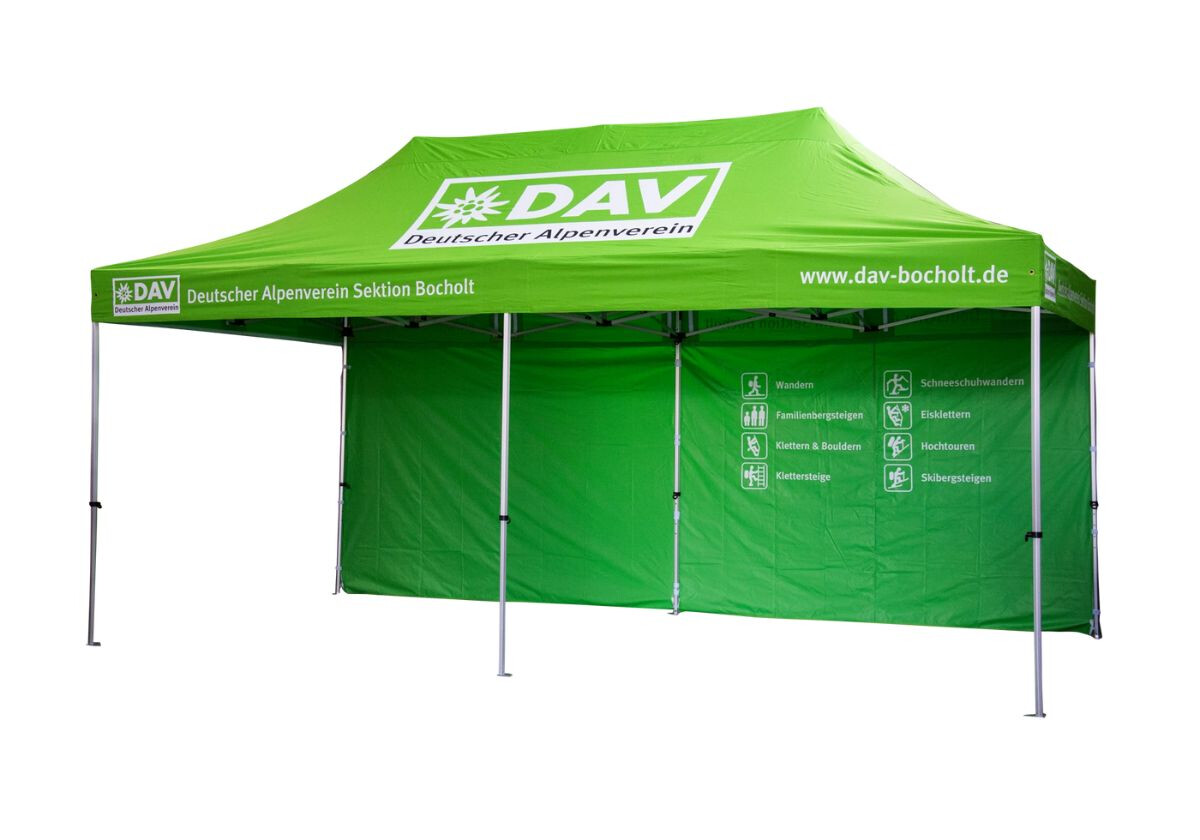 Grünes Faltzelt des Deutschen Alpenvereins Sektion Bocholt mit großem DAV-Logo, Website-Adresse und Symbolen zu Aktivitäten wie Wandern, Klettern und Skibergsteigen.