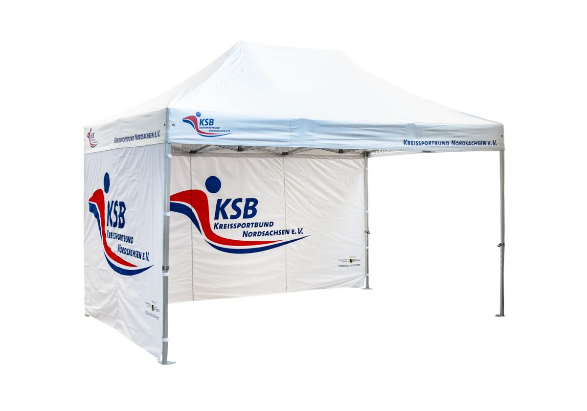 Weißes Faltzelt mit dem Aufdruck „KSB Kreissportbund Nordsachsen e. V.“ und farbigem Logo auf den Zeltwänden und dem Dach.
