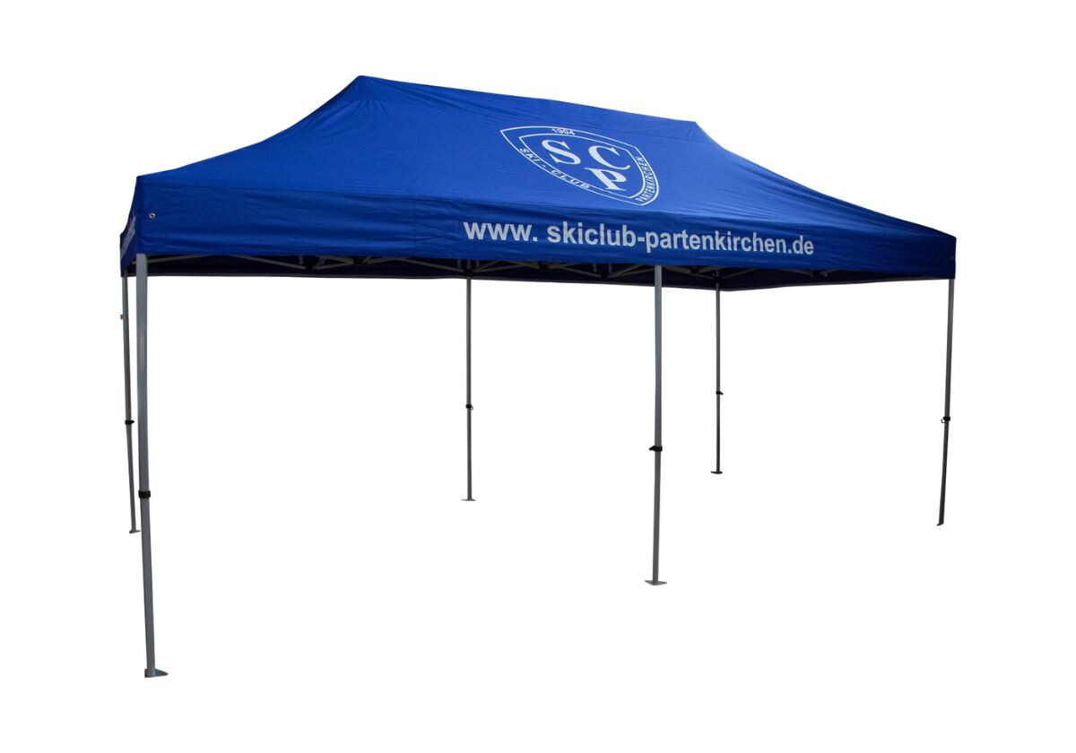 Blaues Faltzelt mit weißem Vereinslogo „SCP“ und der Internetadresse „www.skiclub-partenkirchen.de“ auf dem Dach.
