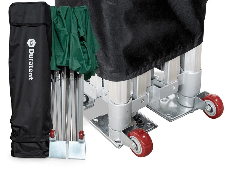 Transporttasche mit Aluminiumgestell und grünem Dachstoff eines Duratent Faltzelts, daneben Detailaufnahme der massiven Standfüße mit roten Rollen für einfachen Auf- und Abbau von Faltpavillons bei Outdoor-Veranstaltungen.