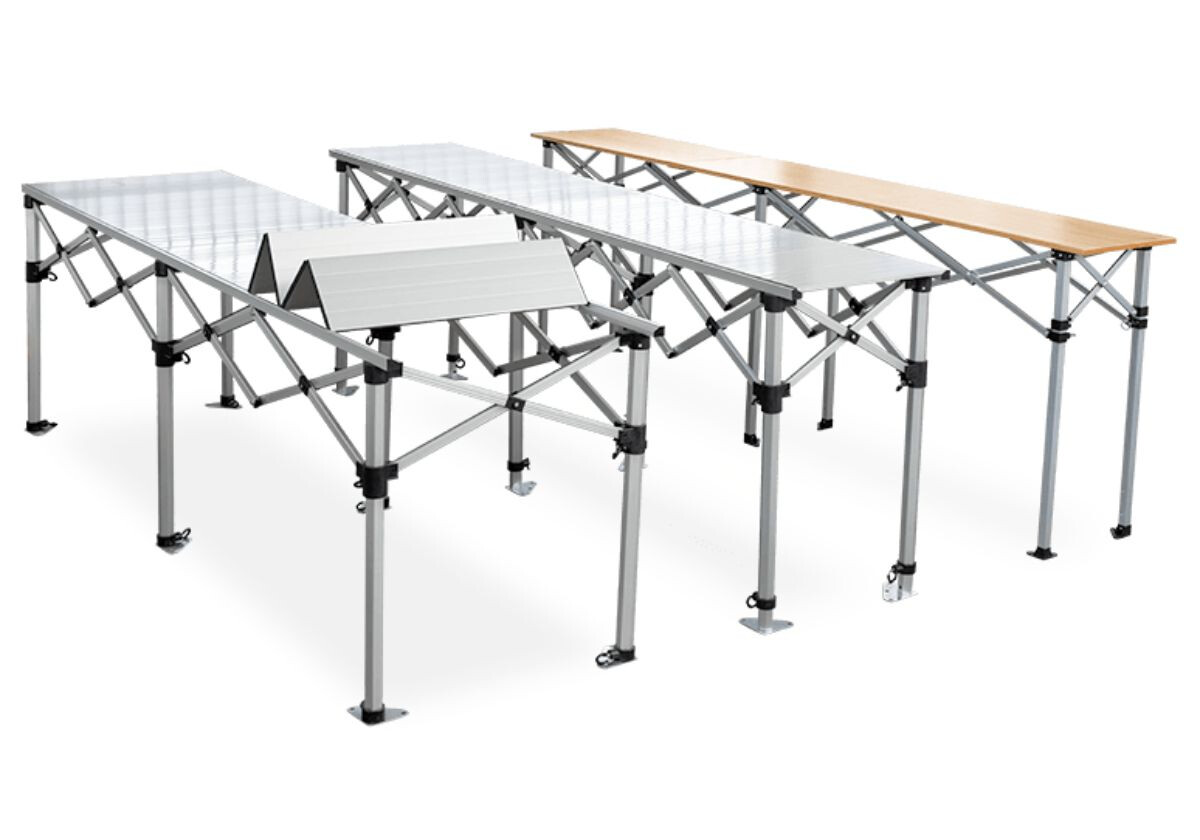 Drei mobile Bühnenpodeste mit klappbarem Aluminiumgestell und verschiedenen Oberflächen – rutschfeste Metallplatte, glatte Oberfläche und Holzplatte. Ideal für flexible Bühnenaufbauten bei Events unter Duratent Faltzelten und Faltpavillons.