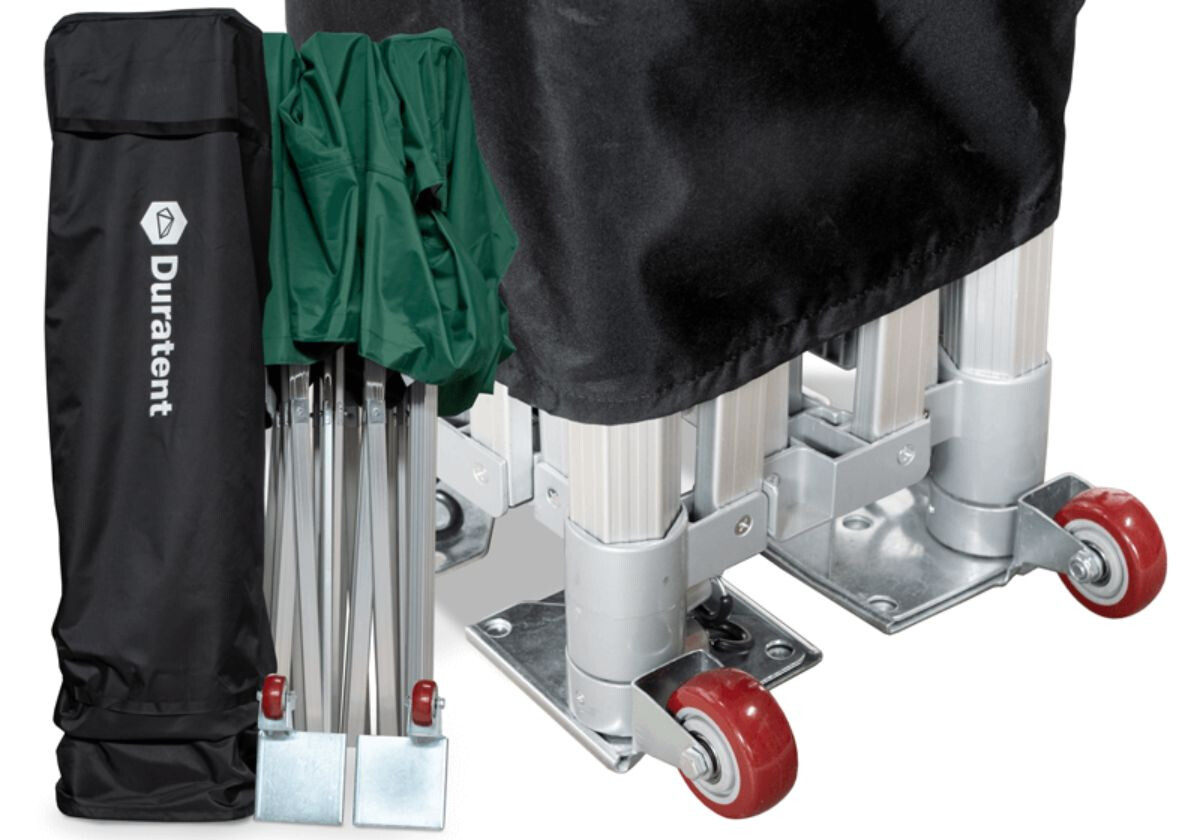 Transporttasche mit Aluminiumgestell und grünem Dachstoff eines Duratent Faltzelts, daneben Detailaufnahme der massiven Standfüße mit roten Rollen für einfachen Auf- und Abbau von Faltpavillons bei Outdoor-Veranstaltungen.