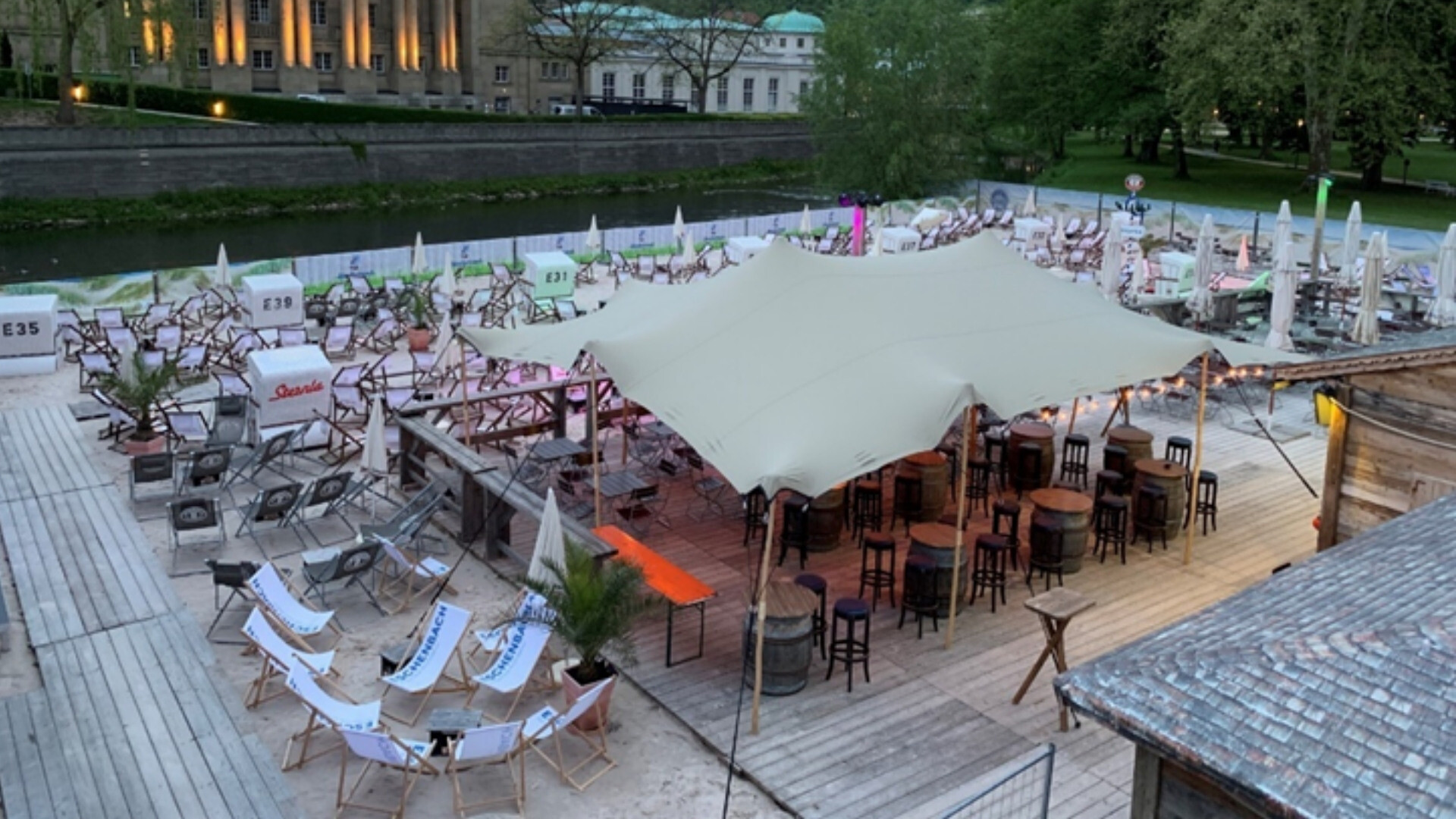 Outdoor-Lounge mit Holzterrasse und großem, hellen...
