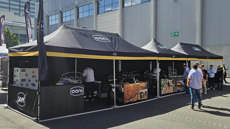 Außenaufnahme eines Ooni-Stands mit mehreren schwarzen...
