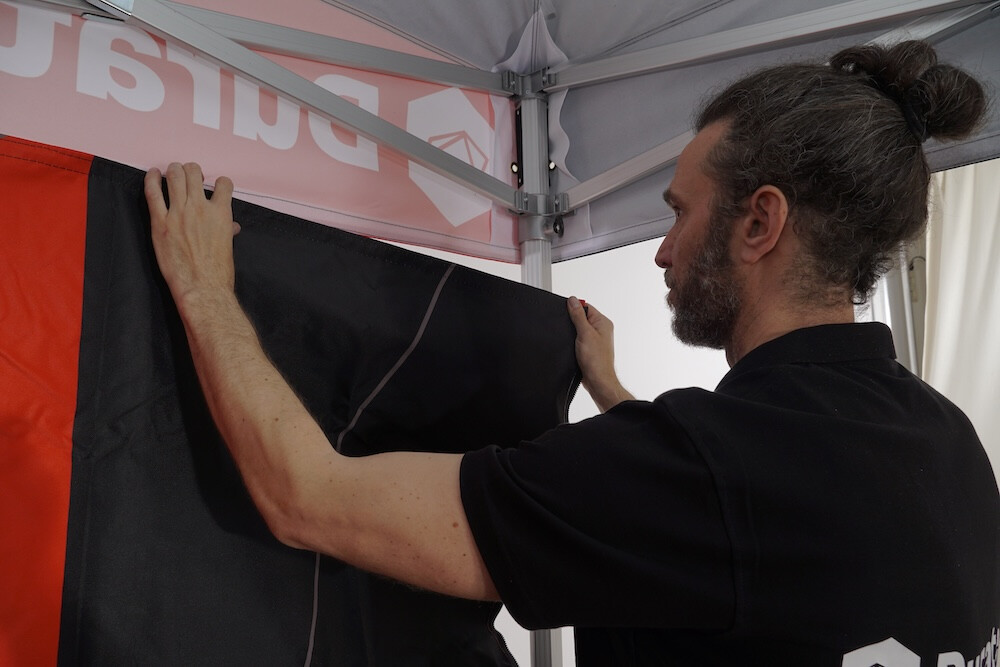 Marcel Knospe hält Seitenwand