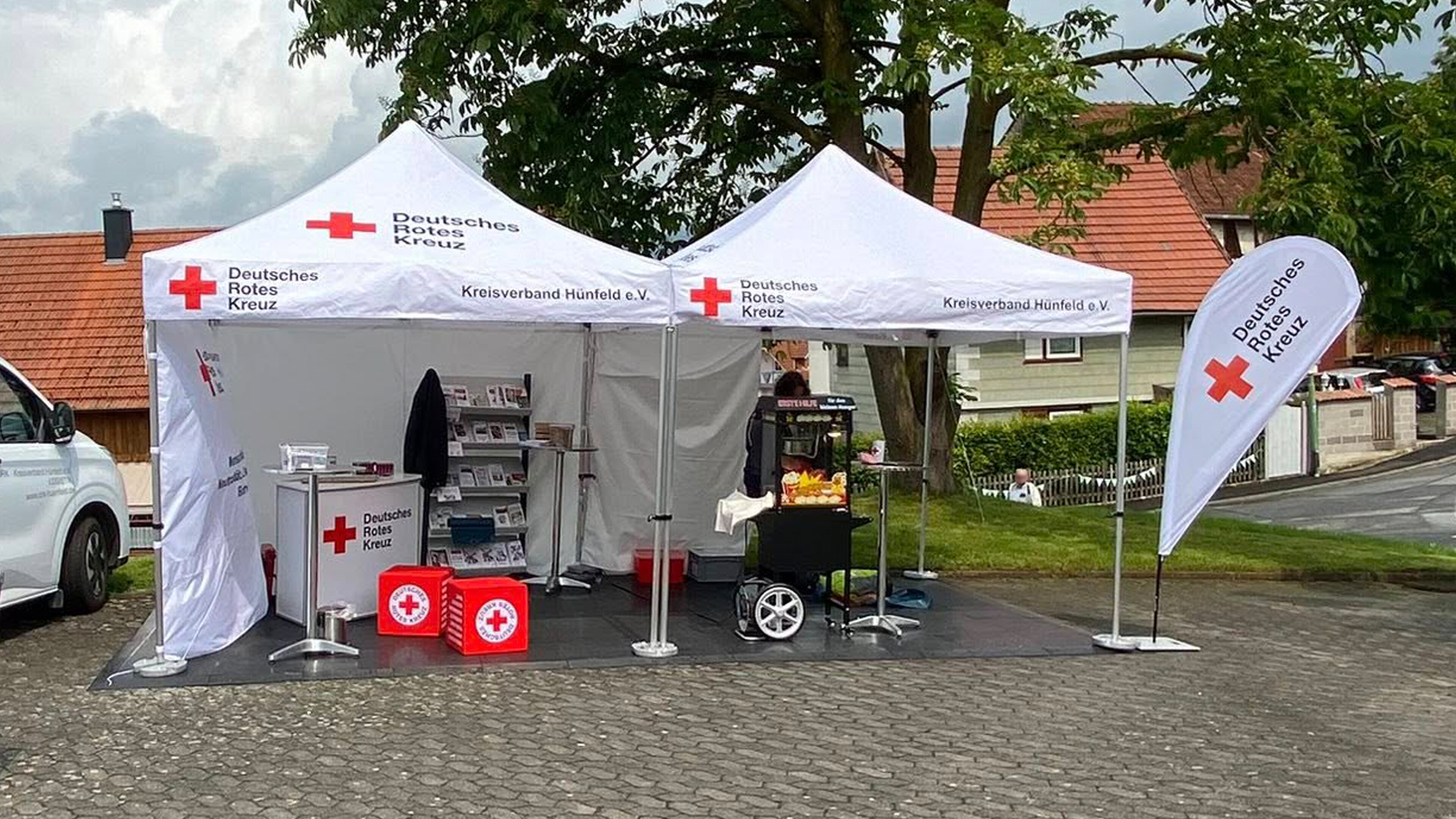 Zwei weiße Einsatzzelte des Roten Kreuzes im Einsatz –...