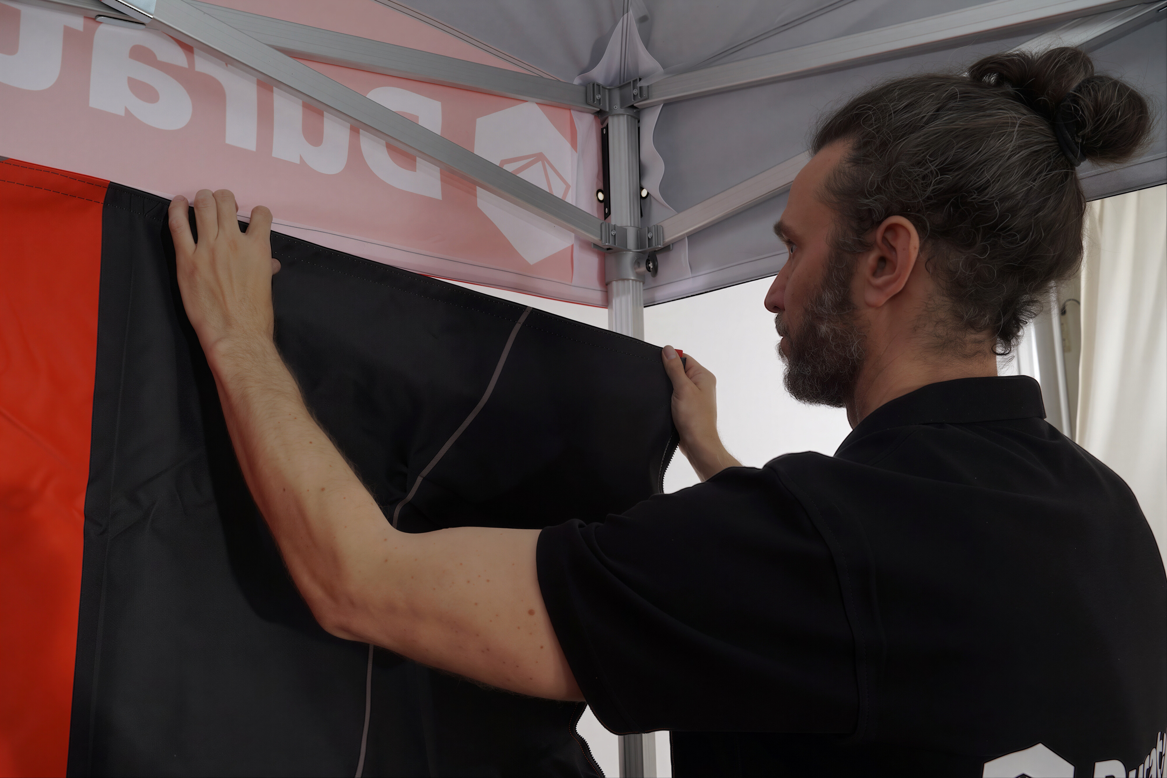 Seitenwand wird an Duratent Faltpavillon befestigt