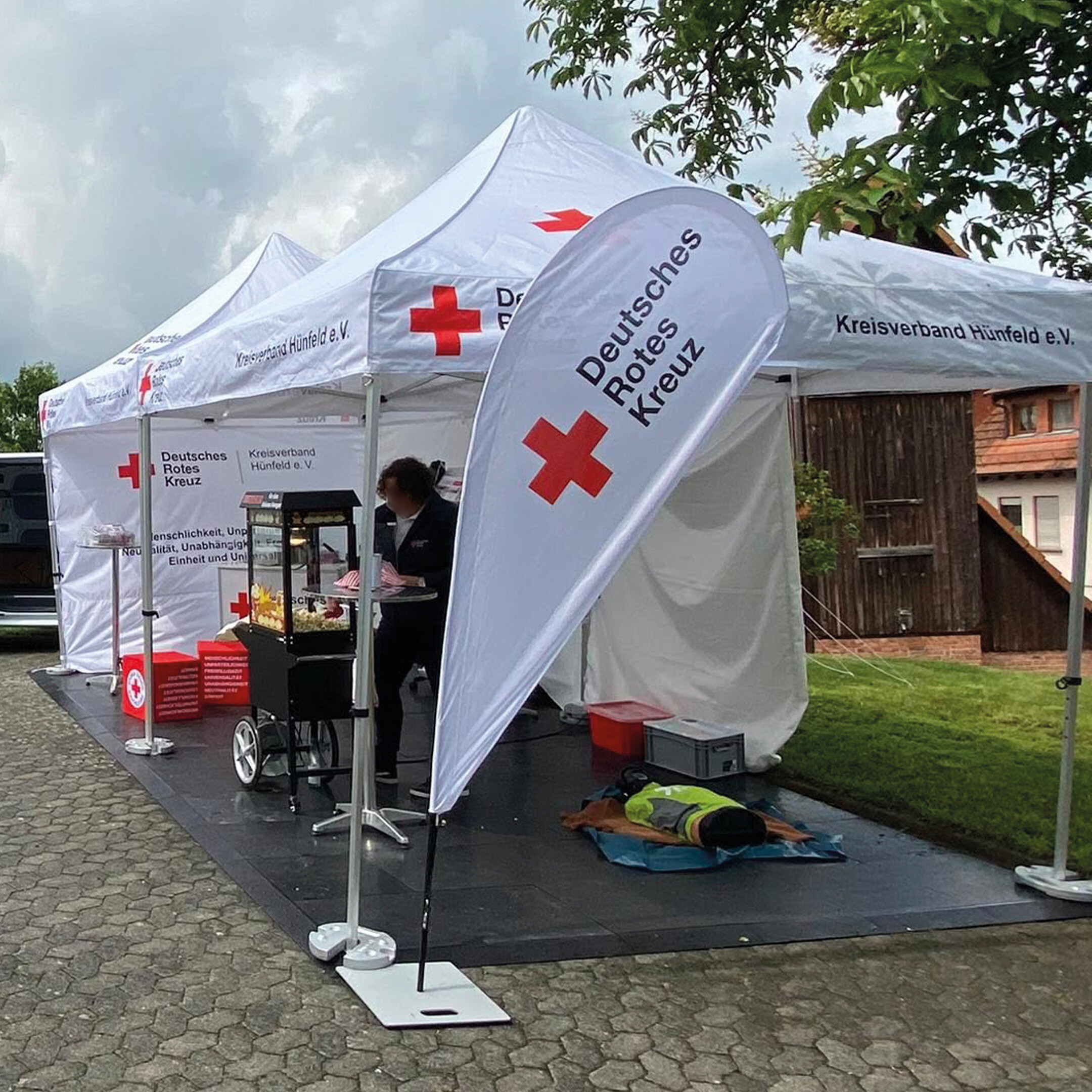 Zwei weiße Einsatzzelte von Duratent mit Deutsches Rotes Kreuz Logo