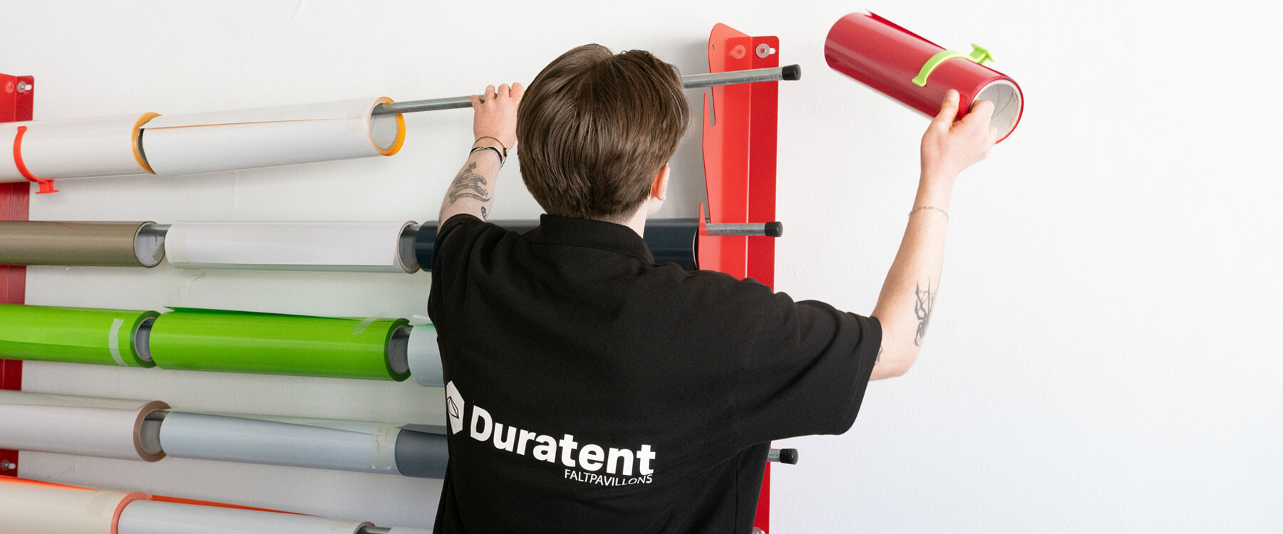 Duratent Mitarbeiter mit Farbrolle für Druck