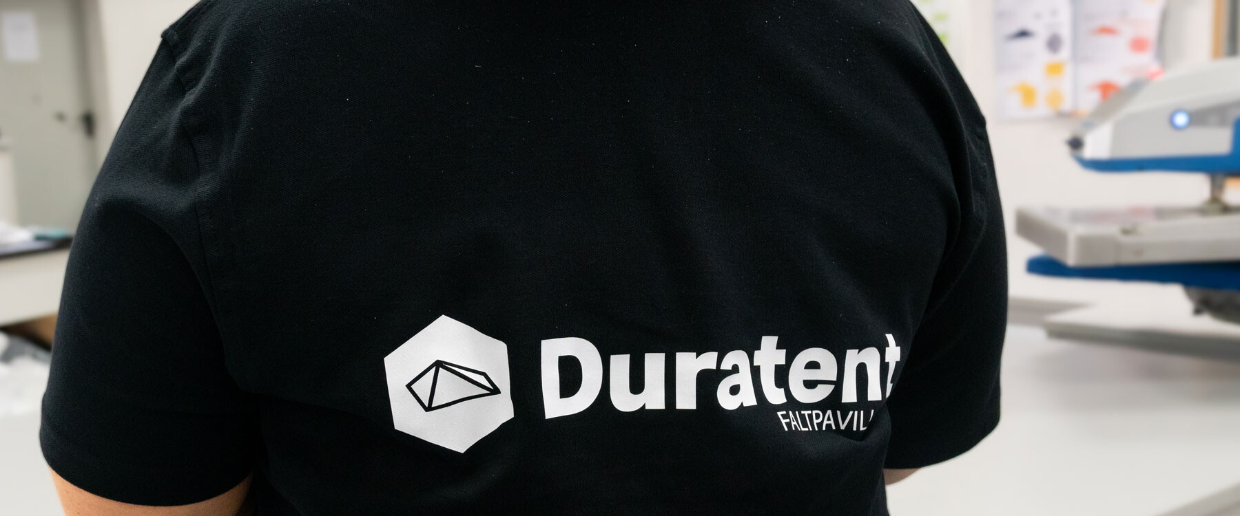 Schwarzes T-Shirt mit Duratent Logo