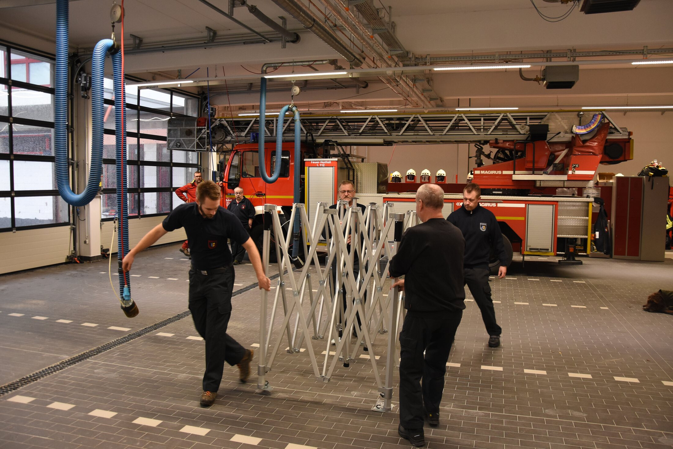 Aufbau des Hexa50: Zwei Personen tragen das Scherengitter