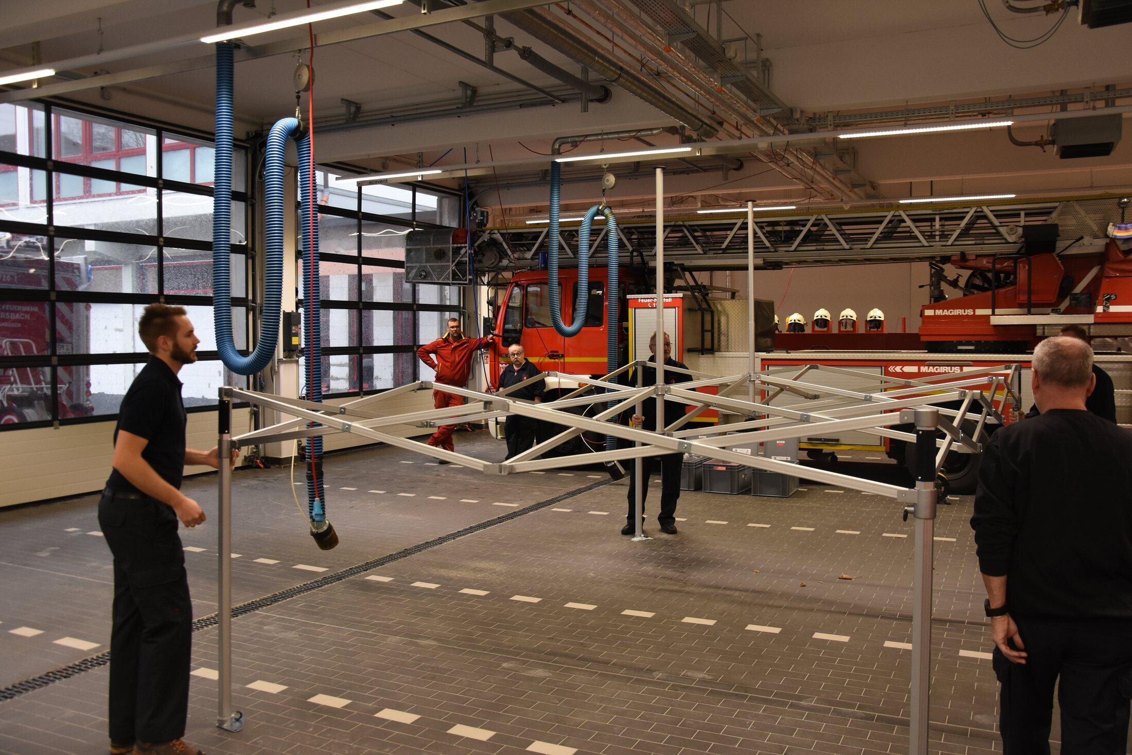Aufbau des Hexa50: Das Gestell wird in Position gebracht