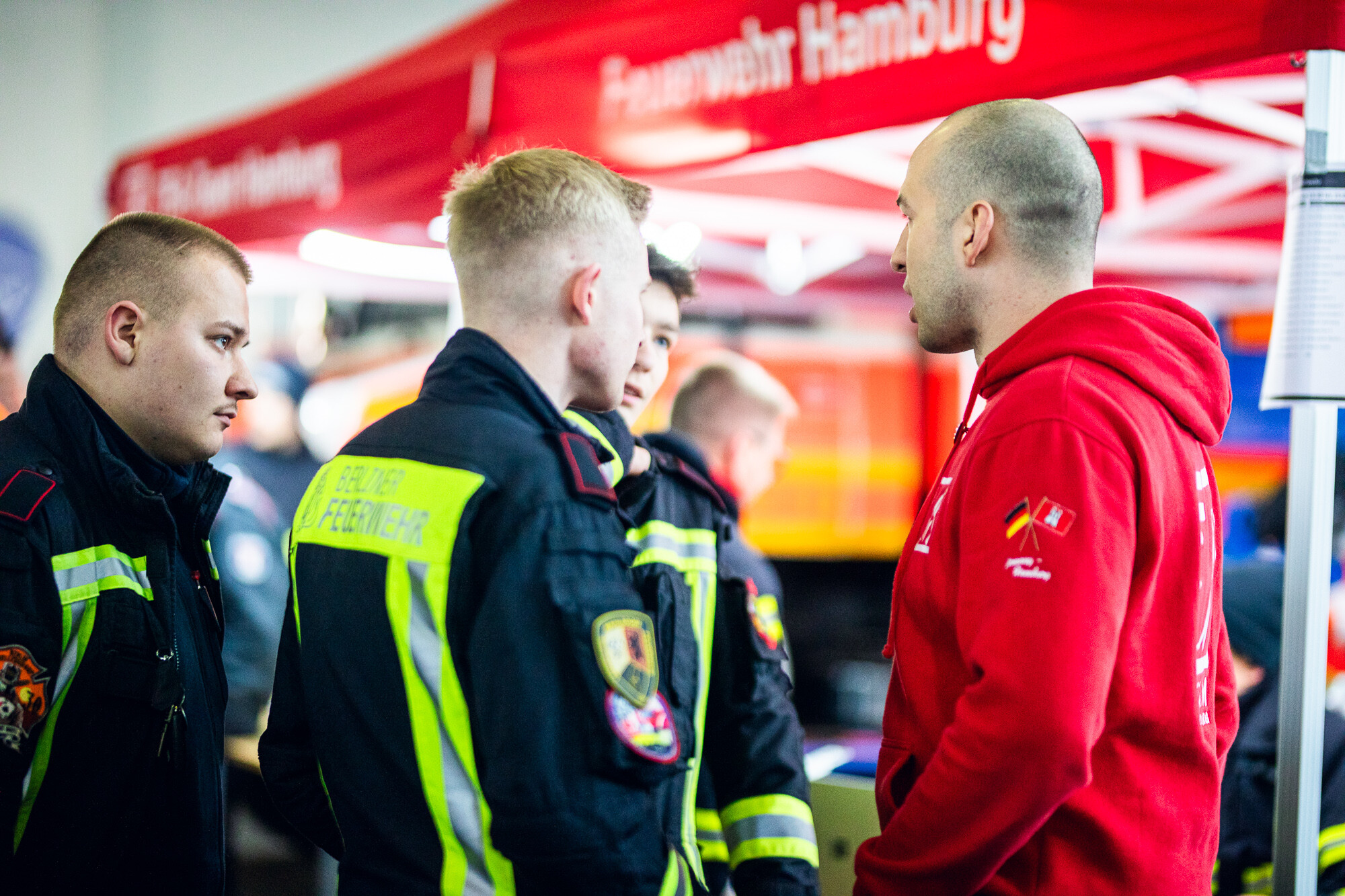 Einsatzkräfte im Gespräch vor dem Duratent Faltpavillon des TFA-Team Hamburg