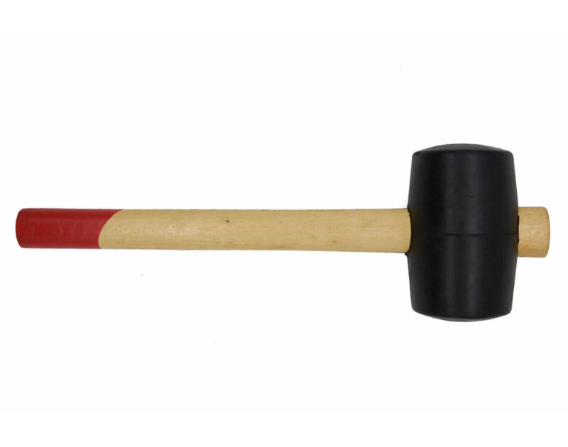 Ein schwarzer Gummihammer mit Holzgriff
