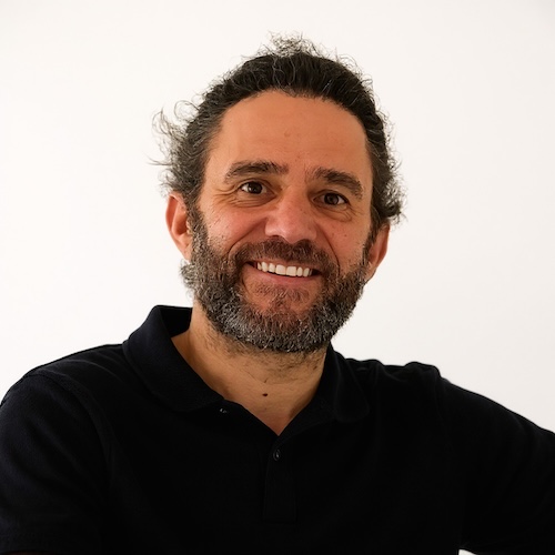 Marcel Knospe Portrait mit schwarzem Poloshirt